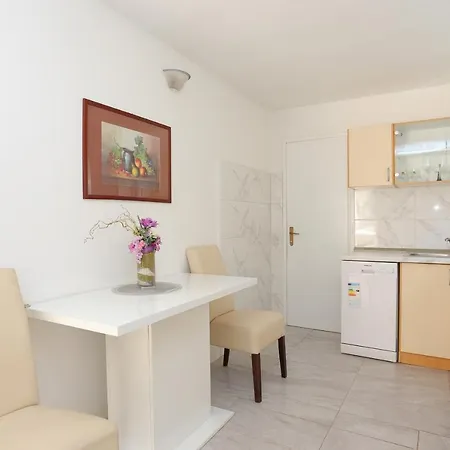 Family Friendly Seaside Sevid - Trogir - 19105 Apartmán
