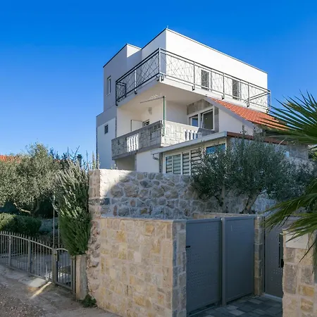 Family Friendly Seaside Sevid - Trogir - 19105 Apartmán