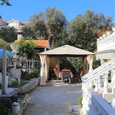 Apartmán Family Friendly Seaside Sevid - Trogir - 19105 *